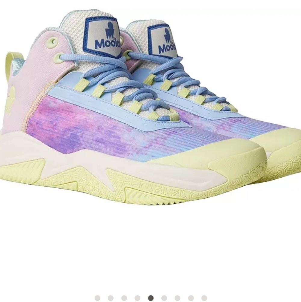 Moolah Youth Size 4 Sneakers